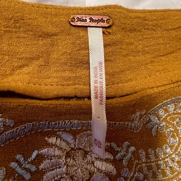 Loose fitting, slightly cropped, beautiful free people top! - Picture 2 of 5